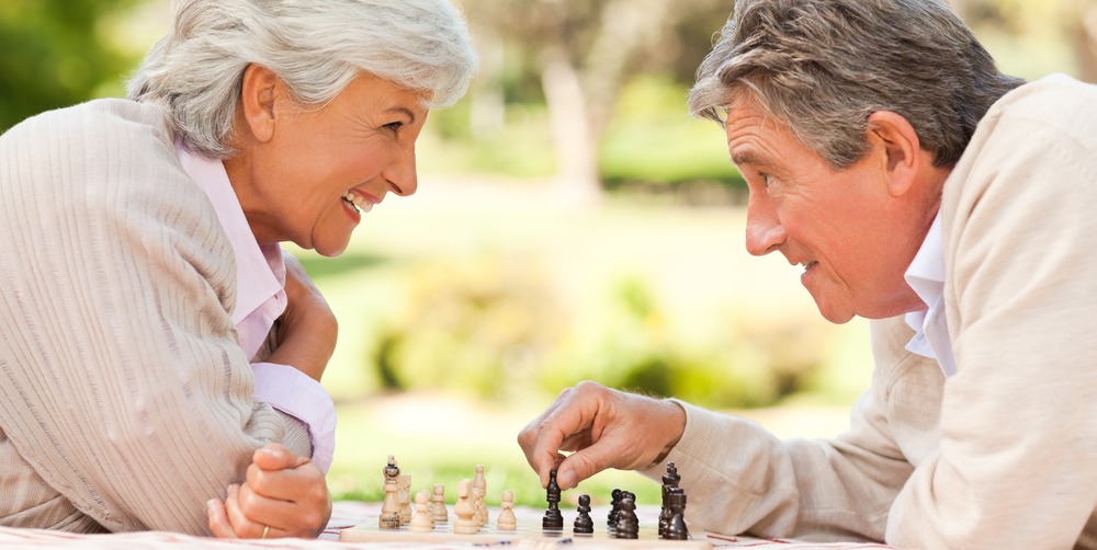 Пожилые играют в шахматы