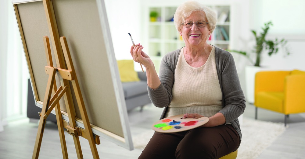 Пожилая женщина рисует